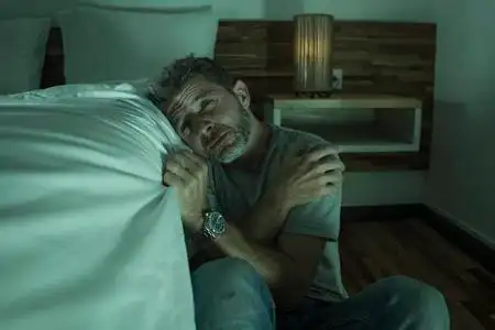 戏剧性的家庭画像年轻绝望和抑郁孤独的男子坐在卧室地板上哭生病遭受