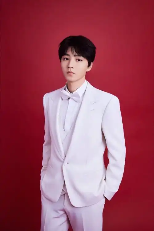 王俊凯白西服套装#王俊凯百花迎春造型图帅气的白马王子闪现眼前怂!