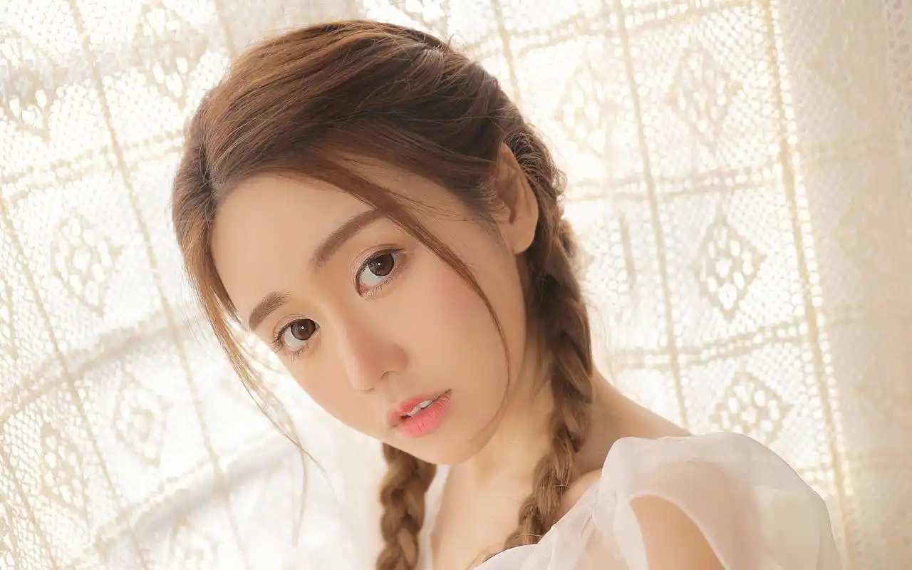 可爱马尾辫女生图片高清桌面壁纸