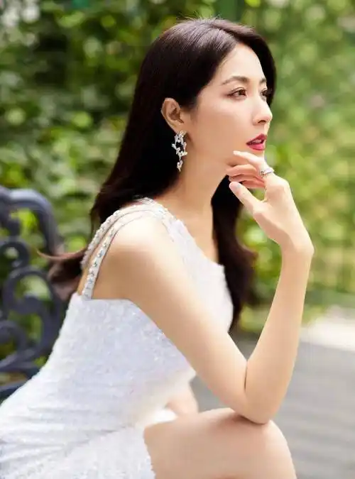 结束语:在娱乐圈里面美女明星有很多,其中和以上几位一样拥有绝世容颜