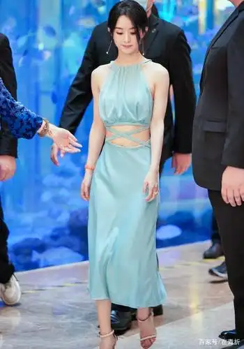 相信赵丽颖会越来越好,她一身水蓝色裙子露出马甲线,身材太好了