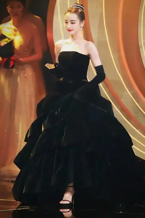 迪丽热巴赫本风造型直接封神!