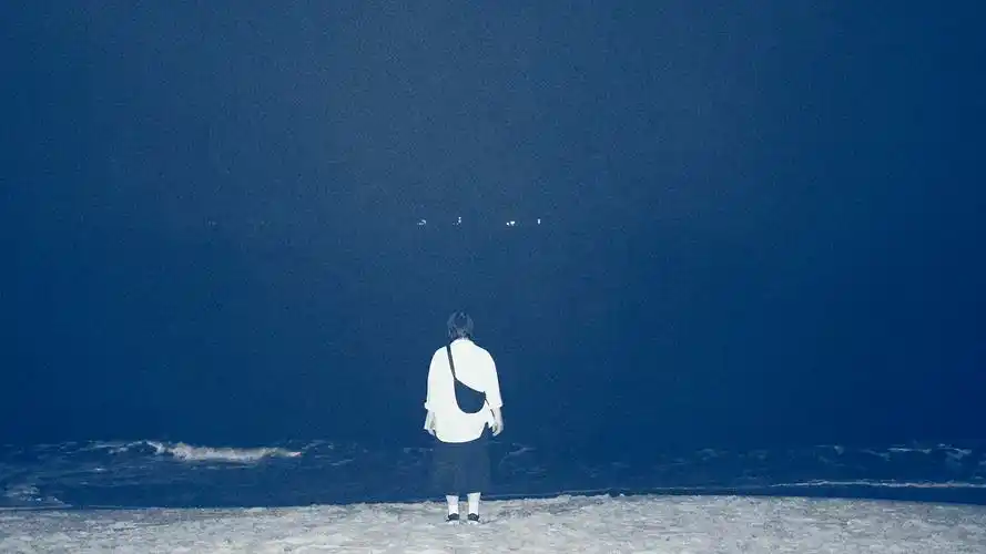 让我陷入大海的深蓝色里吧