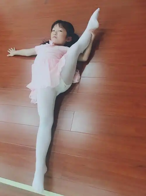 雨天也挡不住我们跳舞的心宝贝们本周都穿上舞蹈服,也准时上课