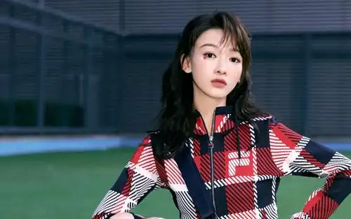 青春洋溢女孩吴谨言可爱灵动写真