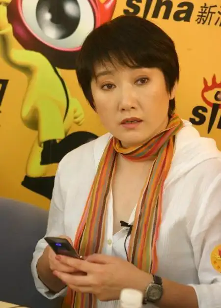 成方圆并不在乎,谈了一年恋爱就决定结婚,两人年龄相差12岁,因为在圈