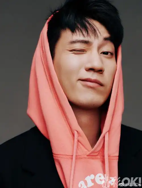 时髦街头,在演员@王子奇是演员王子奇的演绎下都呈现出不同的风格态度