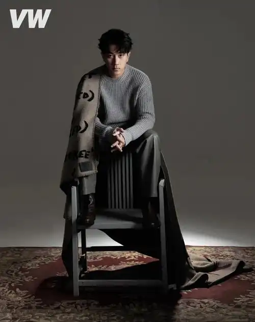 原创46岁刘恺威帅气搭配,连帽卫衣造型潮流感十足,穿出26岁的状态