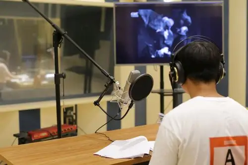 "光明影院"志愿者正在配音.