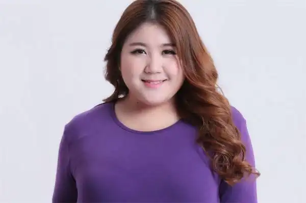 美发百科 200斤胖mm适合的发型有哪些200斤的胖mm适合斜刘海加短发