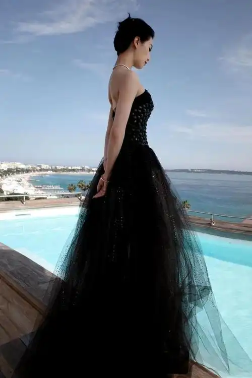 刘诗诗戛纳红毯造型太美了,一袭黑色抹胸纱裙,端庄优雅又高级!