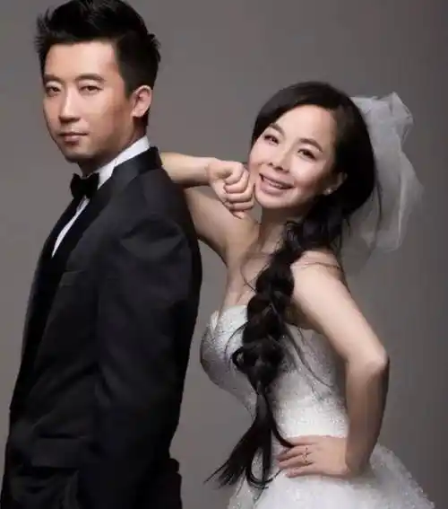 歌手王二妮:23岁成名,放弃百万年薪下嫁农村丈夫,如今过得怎样_父母