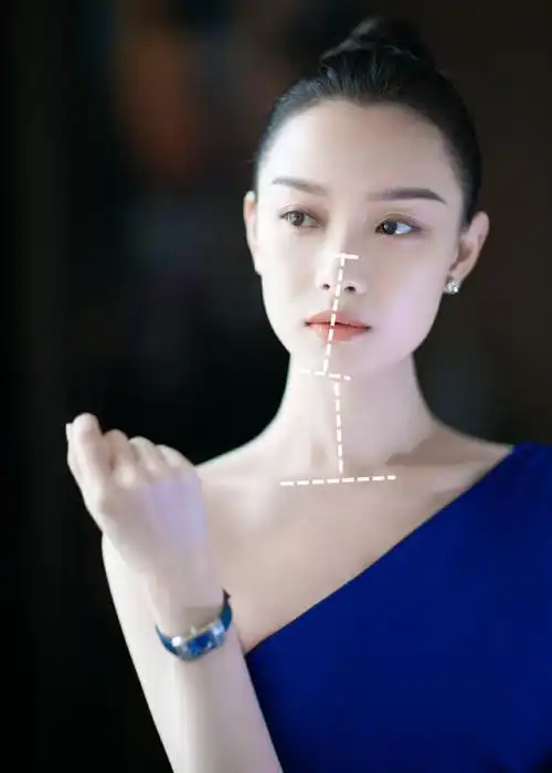 在人体美学标准上,衡量脖子的长度是看下巴到锁骨的长度,如果这个接近