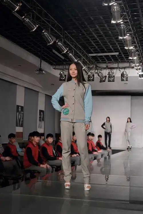 模特艺考生专业课考试_校园风采_哈尔滨新面孔模特学校_新面孔艺术