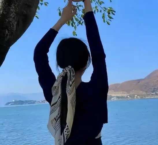 背影里的向往323032333635蓝色女生头像