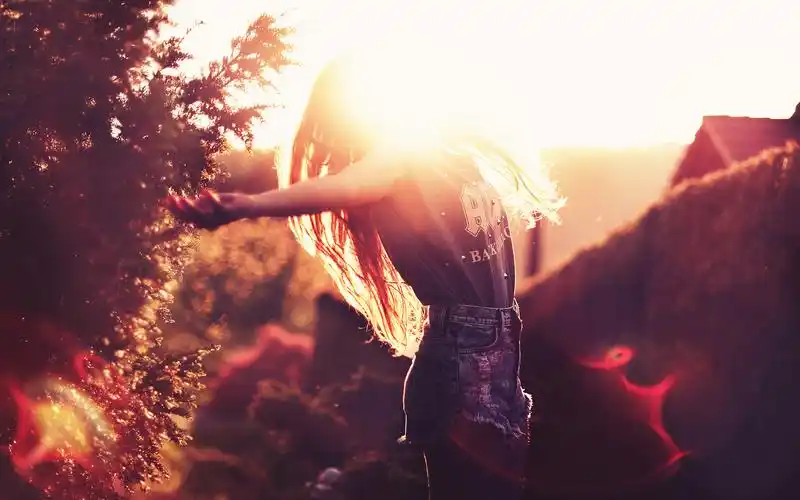 欧美美女逆光高清唯美意境壁纸