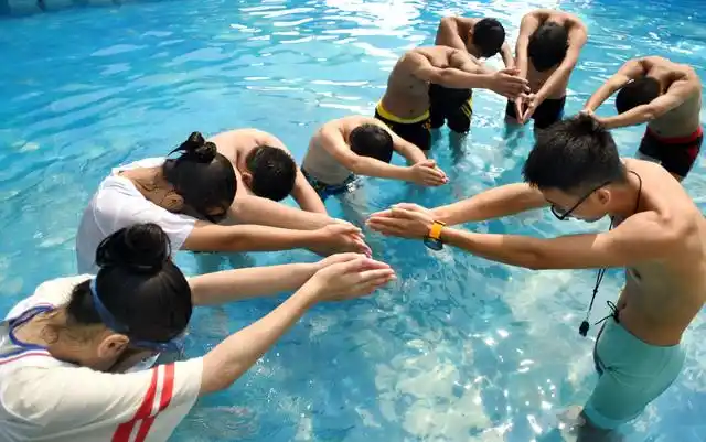 让小孩学会游泳的五个理由