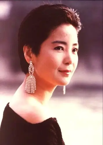 1月29日是邓丽君的生日,一组邓丽君在法国巴黎街头拍摄的珍贵照片曝光