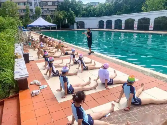 游泳进课堂 学生长本领 大足中学高一新生入学先学游泳