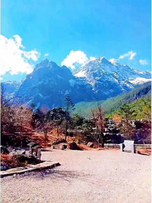 ",以其巍峨壮美的雪山,湛蓝如玉的湖水与雄齐秀丽的峡谷风光享誉世界