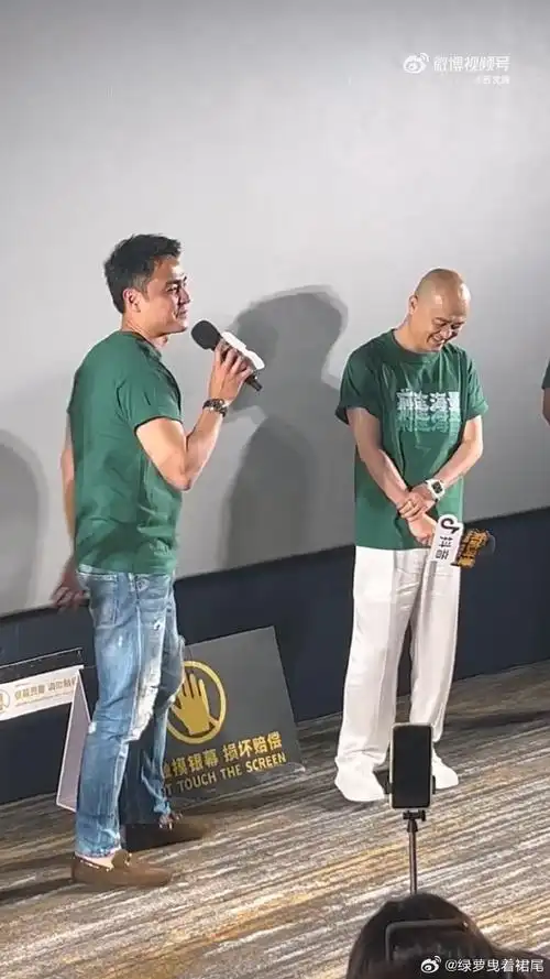 明道亲了包贝尔一口