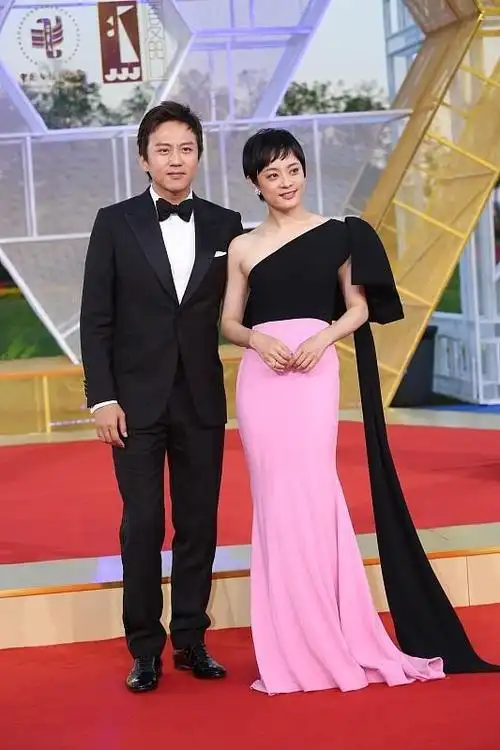 孙俪笑得太甜蜜穿拼接礼服与穿着西装的邓超同框牵手真挺恩爱