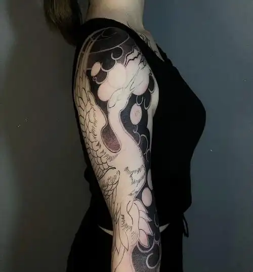 仙鹤女生花臂纹身