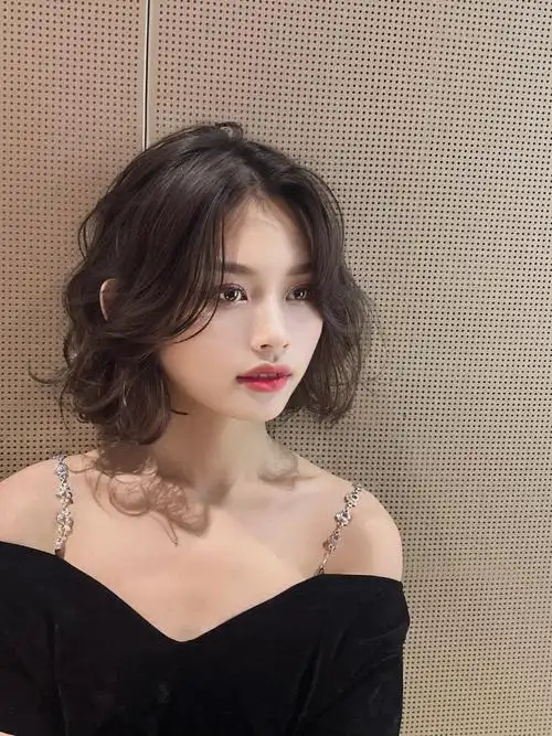 发型越简单 越有高级感
韩系减龄烫发➕冷茶发色让发型整体变得更