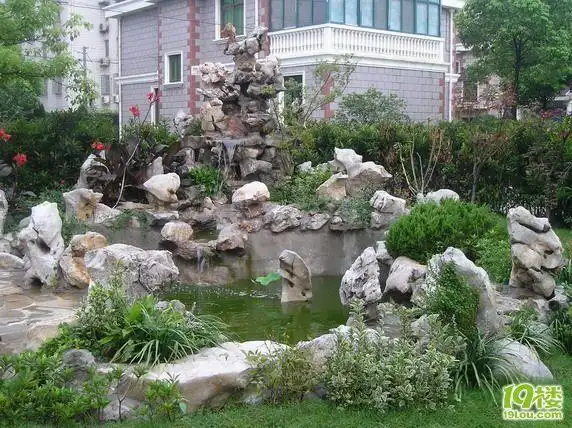 湖石假山近景:"鱼跃龙门"  池内立起的一块湖石,犹如一条锦鲤