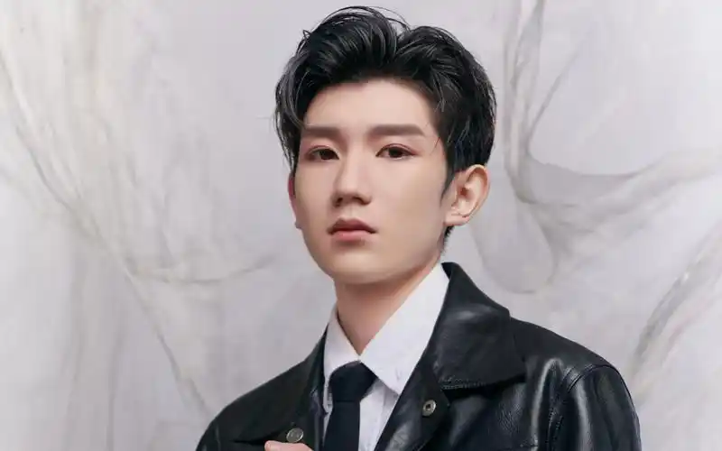 王源酷帅有型写真桌面壁纸