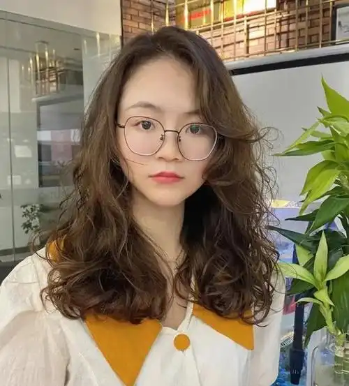 中长发怎么烫比较年轻 时尚减龄中长烫发推荐_女生卷发 - 美发站