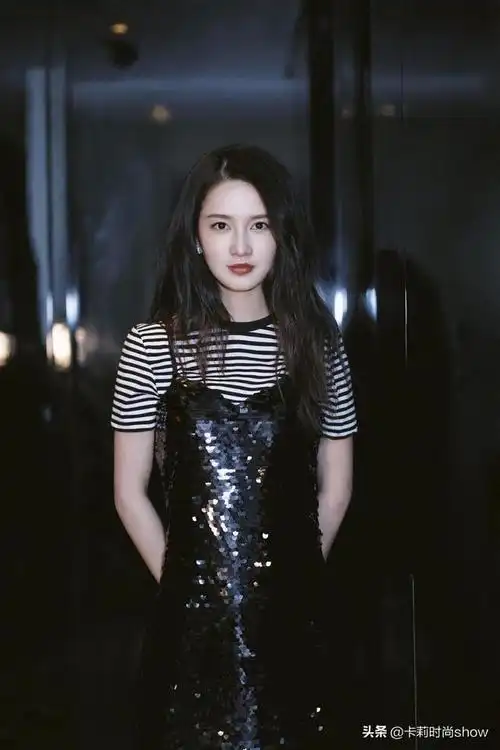 时尚迪科▲李沁粉色蕾丝配皮裤,大秀"直线腿型",29岁日常穿搭依然很