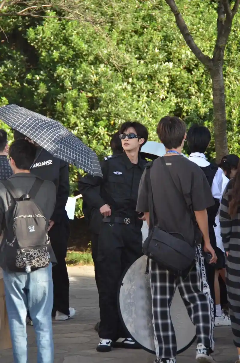 好帅!#路人视角 #分享照片#保安 - 抖音