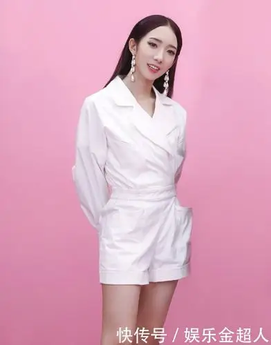 孟美岐穿3千6的裙子配短靴身高虽不及李沁可仙气十足成焦点