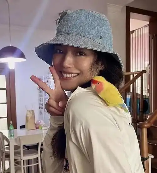 舒淇又一次惊艳了我,46岁松弛明媚,状态无敌,身材超好!|瑜伽|肌肉|素