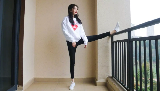 杨幂的"香肠腿"惊艳了!阳台劈叉,网友:这技术学不来!