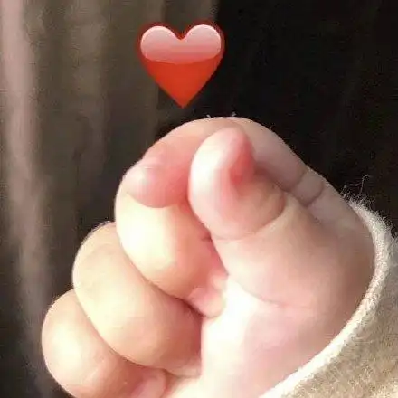 女主播胸部比心表情包 - 女主播胸部比心微信表情包 - 女主播胸部比心