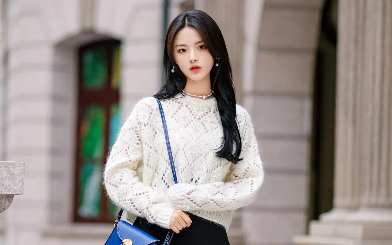 杨超越元气街拍高清桌面壁纸