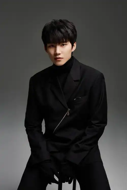 周彦辰,1996年3月5日出生于吉林省,中国内地影视男演员,流行乐歌手