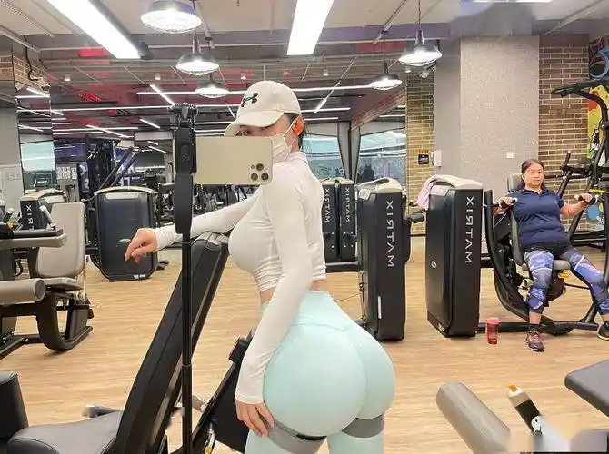 "柳岩重庆分岩"晒近照,这也太"大"了吧!_健身_身材_姐姐