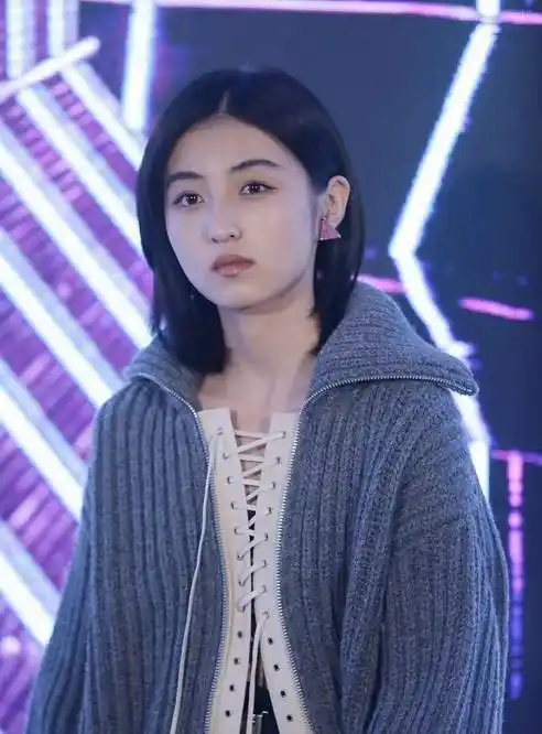 作为00后无性别着装的代表人物,张子枫私服风格已经形成了鲜明的个人