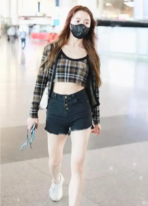 原创有一种清纯叫姜贞羽荷叶边碎花裙配小白鞋清新甜美宛如18岁