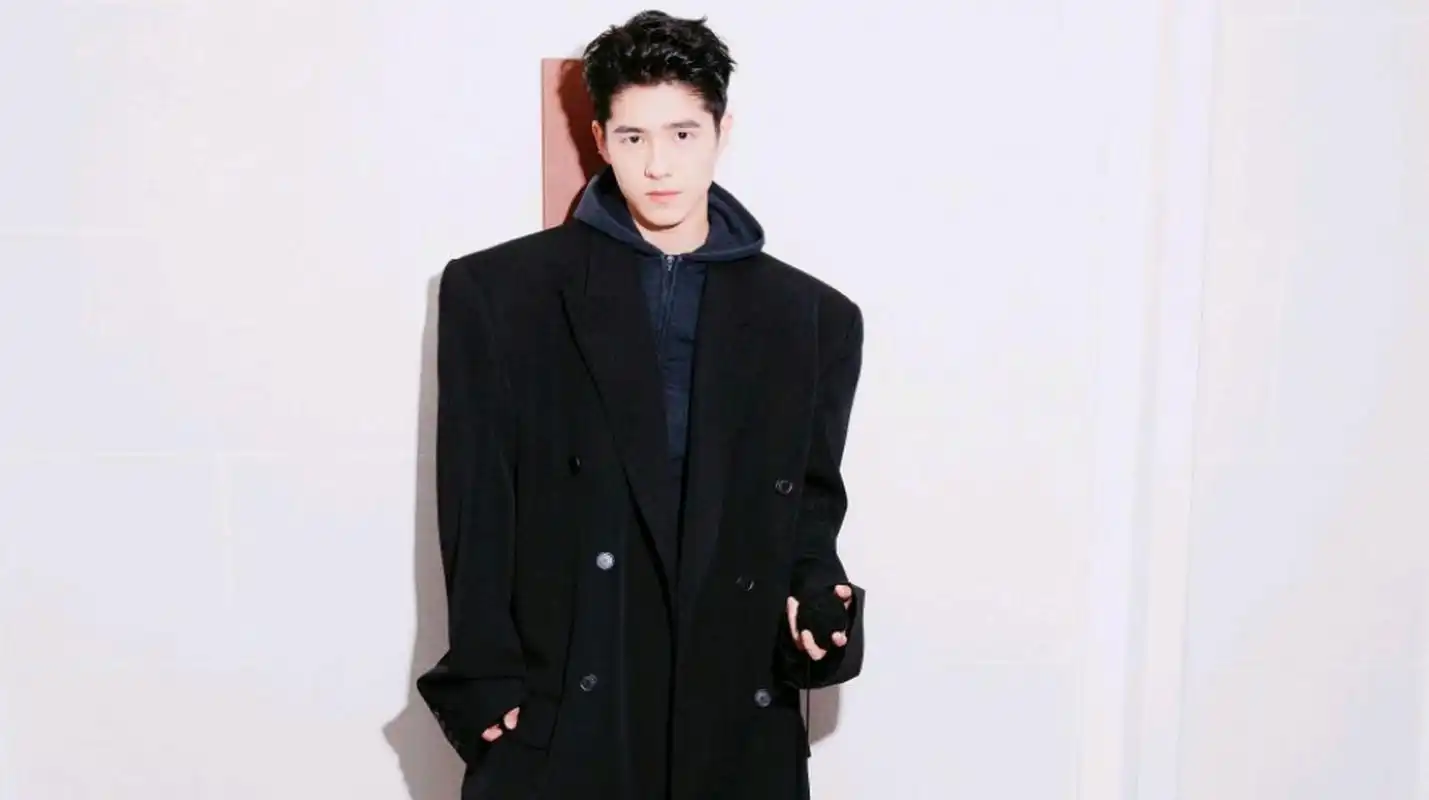 时尚|刘昊然身穿balenciaga 2024早春系列黑色短款大衣搭配皮裤亮相