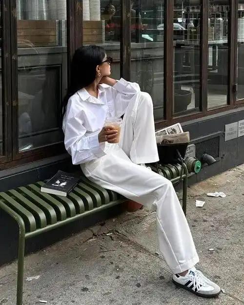 白色衬衫搭配背心,这可是最近几年里很受潮人博主们喜爱的,室内直接披