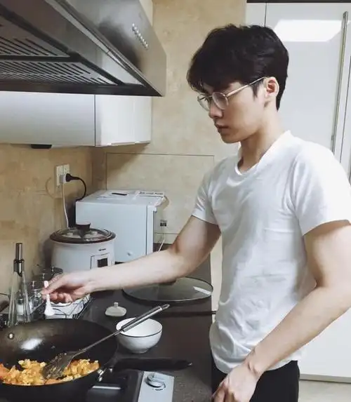 李易峰晒日常生活照,他的打扮总是比较随意休闲!