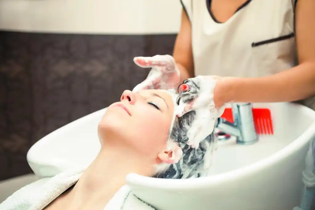 头发护理,年轻女子在理发店洗头发