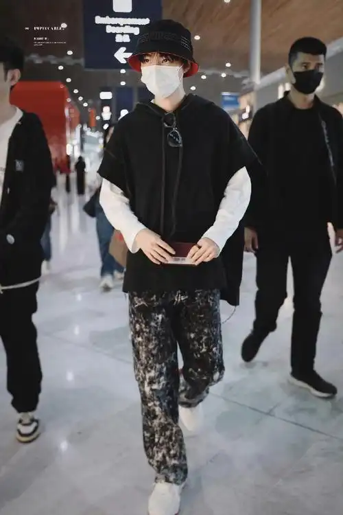 王俊凯回国机场图##王俊凯食指戴了戒指