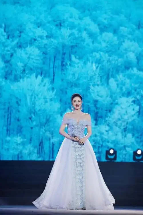 被董璇惊艳到了,"少女肌"好抢镜,美得让人猜不出真实年纪