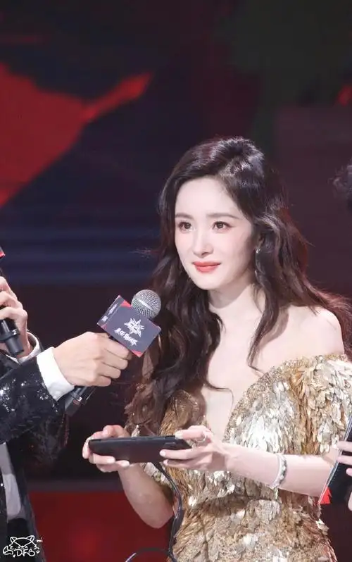 杨幂超话00#杨幂鎏金羽翼裙#随缘出几张纯生图太漂亮啦宝宝@杨幂