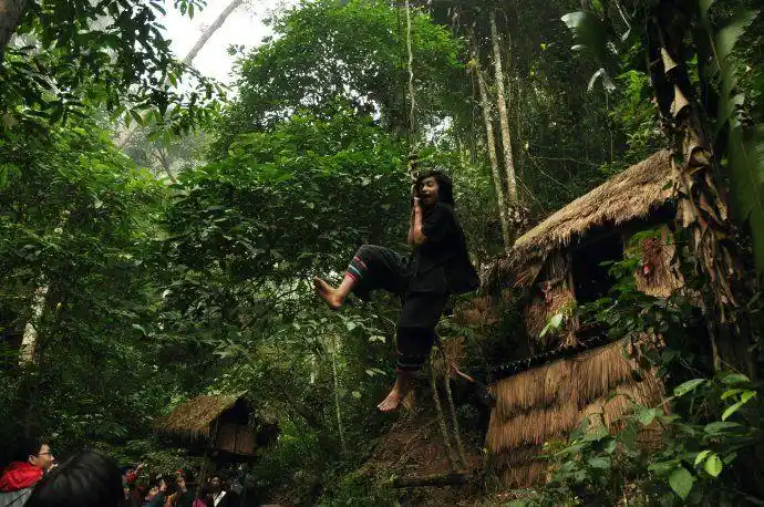 云南这个部落过着原始生活,男人不能和老婆同一屋檐,靠树木交流